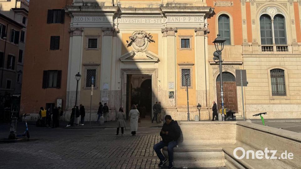 An der Kirche San Silvestro in Capite mitten im Rom gehen jeden Tag Tausende Touristen vorbei. (Archivbild) Bild: Christoph Sator/dpa