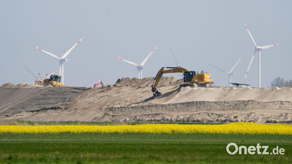 Die Landesschutzdeiche in Schleswig-Holstein werden zu sogenannten Klimadeichen ausgebaut. (Archivbild) Bild: Marcus Brandt/dpa