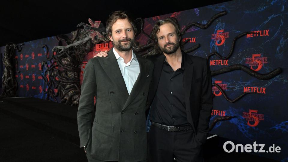 Die 41 Jahre alten Zwillingsbrüder Matt (links) und Ross Duffer sind die Schöpfer der Netflix-Kultserie „Stranger Things“. (Archivbild) Bild: -/Netflix/dpa
