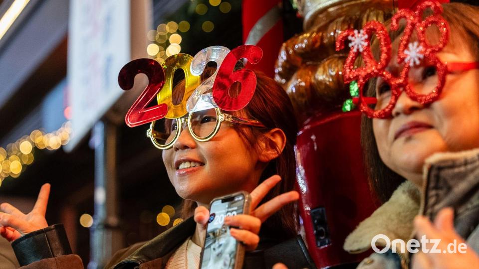 Jahreswechsel in Hongkong: Menschen feiern das Jahr 2026. Bild: Chan Long Hei/AP/dpa