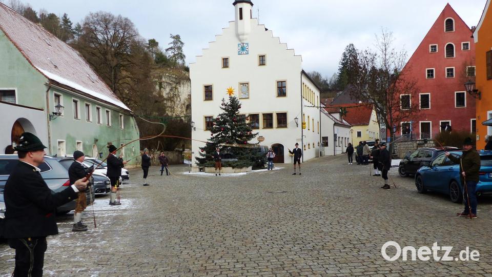 Wie seit über 40 Jahren: die Tradition des Neujahrsanschnalzens durch die Kastler Goaßlschnalzer wurde auch 2026 am Kastler Marktplatz fortgesetzt. Bild: jp