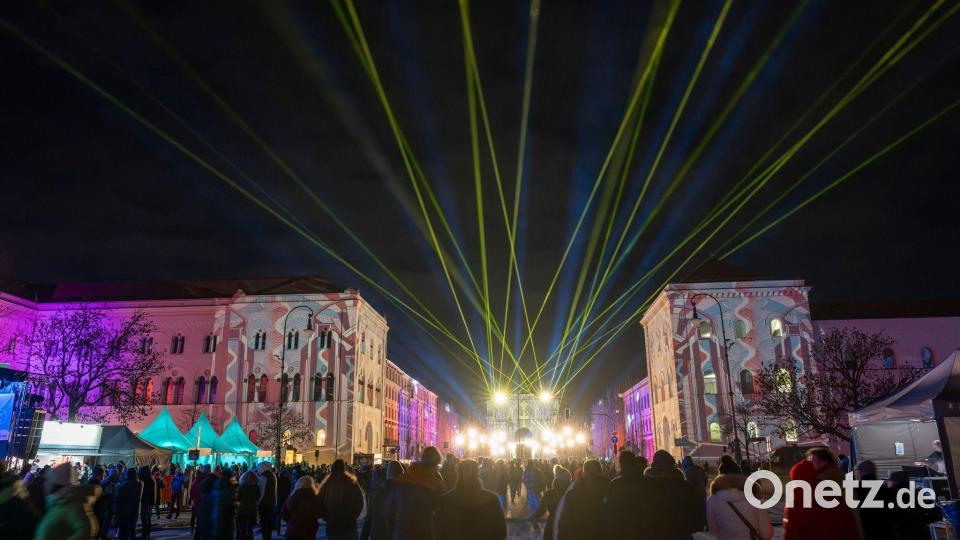 Auf der Silvestermeile auf der Ludwigstraße feierten nach Angaben der Polizei mehrere Tausend Menschen friedlich. Bild: Peter Kneffel/dpa