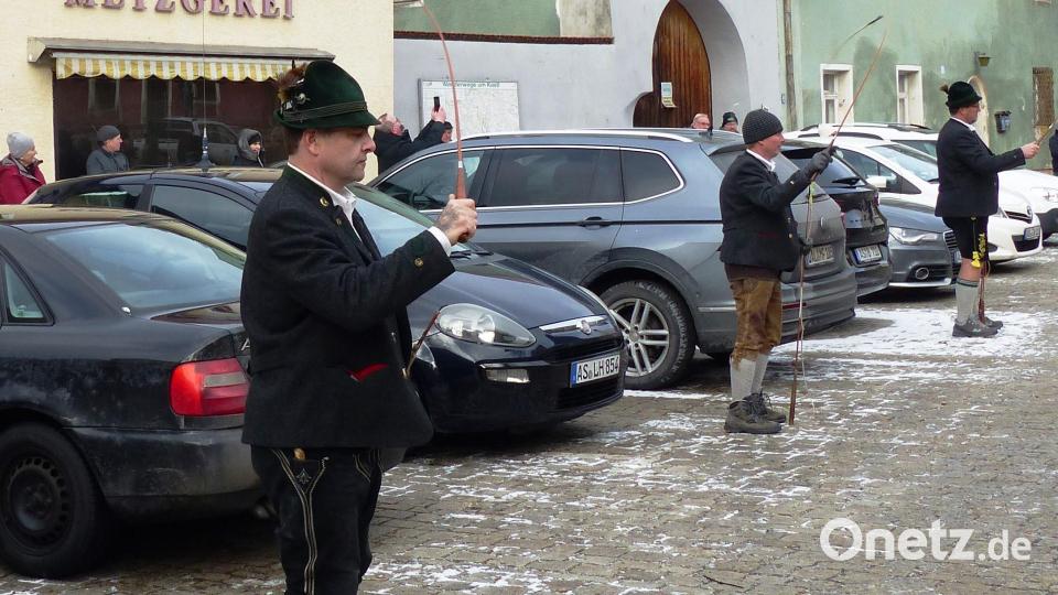 Den "Harten Burschen" von den Kastler Goaßlschnalzern machte auch die Kälte beim traditionellen Neujahranschnalzen des Kastler Trachtenvereins nichts aus Bild: jp