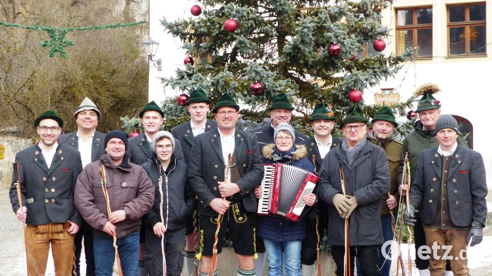 Nach getaner "Arbeit": Stolz präsentierten sich die Kastler Goaßlschnalzer vom Trachtenverein "Sechs Lilien Kastl" mit ihrer Musikantin Michaela bei winterlichen Temperaturen unter dem bunten Kastler Christbaum vorm Rathaus am Kastler Marktplatz. Bild: jp