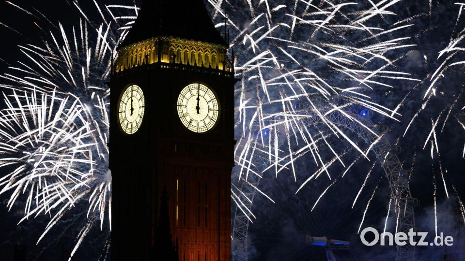 Feuerwerk erhellt den Himmel über dem Elizabeth Tower und dem London Eye im Zentrum Londons während der Neujahrsfeierlichkeiten. Bild: Jamie Lashmar/PA Wire/dpa