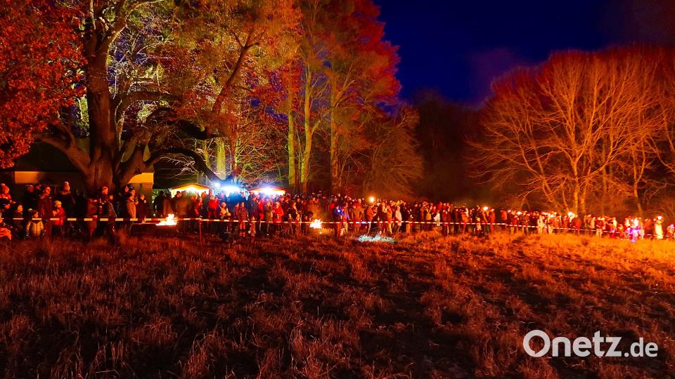 Noch bevor der Fackelzug eingetroffen war, warteten schon viele Besucher auf dem Schusterberg. Bild: bsc