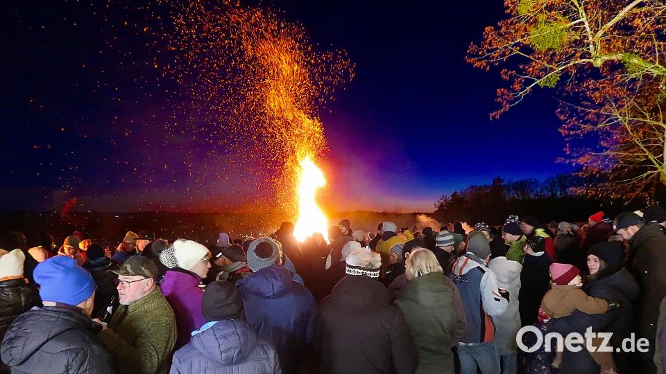 Das große Friedenfelser Bergfeuer zog in diesem Jahr eine Rekordzahl an Gästen an. Die festliche Atmosphäre, geprägt von lodernden Flammen und dem knisternden Holz, begeisterte viele Gäste. Bild: bsc