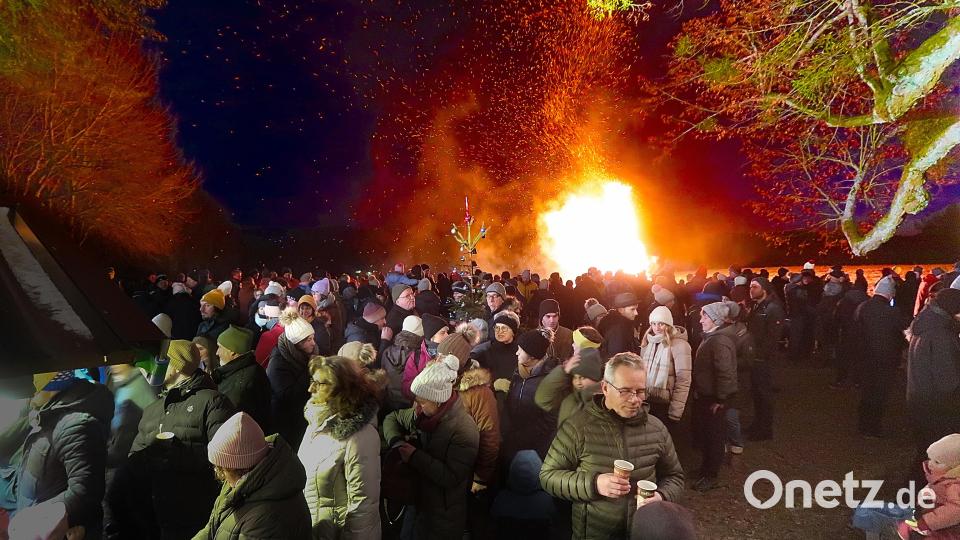 Das große Bergfeuer bot nicht nur einen spektakulären Anblick, sondern auch die Möglichkeit zum Austausch und zur Geselligkeit. Bild: bsc