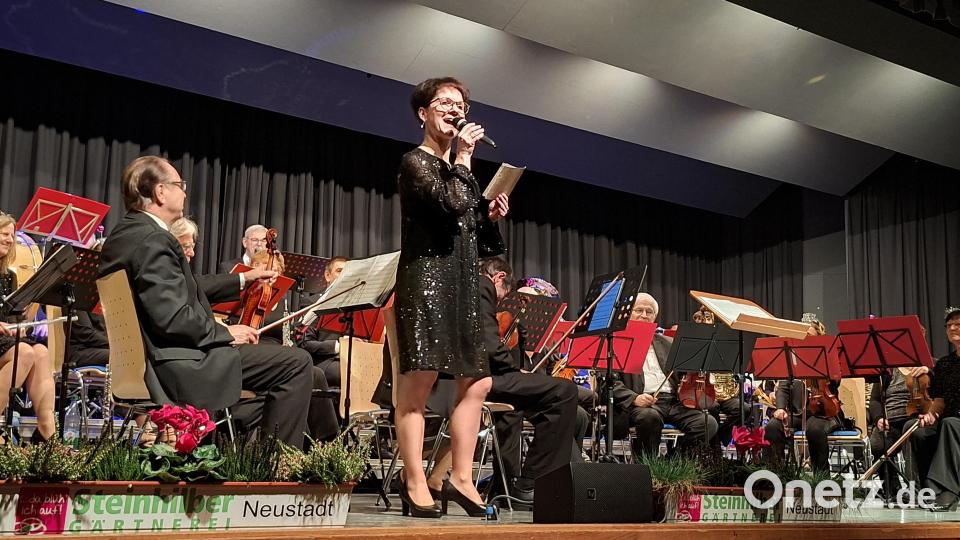 Charmant und mit viel Hintergrundinformationen über die Stücke und den Komponisten führte Michaela Schmid durchs Programm. Bild: prh