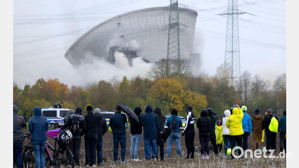 Seit dem Ausstieg aus der Kernenergie 2023 machen Atommeiler in Deutschland meist durch Sprengungen auf sich aufmerksam. Die CSU will die Technologie nun aber wieder ins Land zurückholen - mit modernen Mini-Atommeilern. (Symbolbild) Bild: Sven Hoppe/dpa