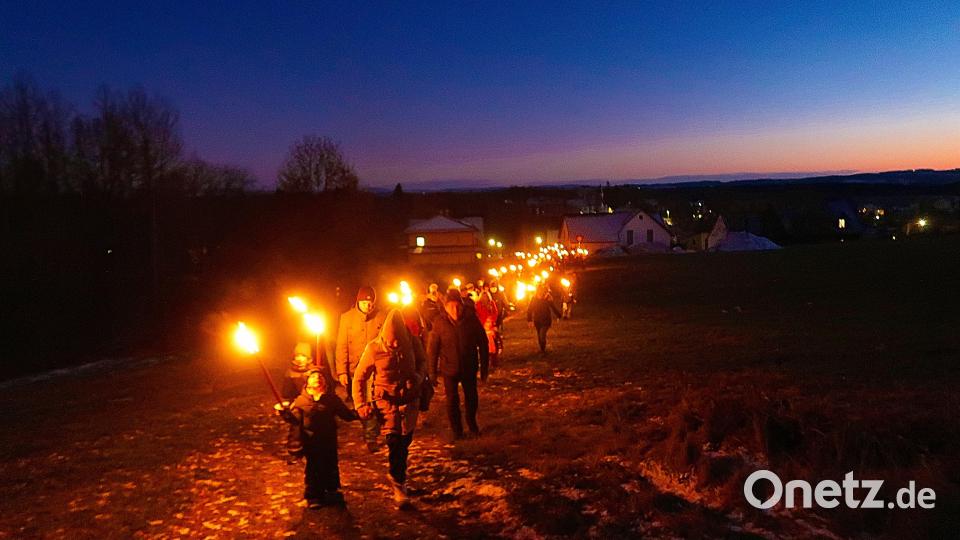 Beinahe endlos schien der Fackelzug zum Schusterberg. Bild: bsc