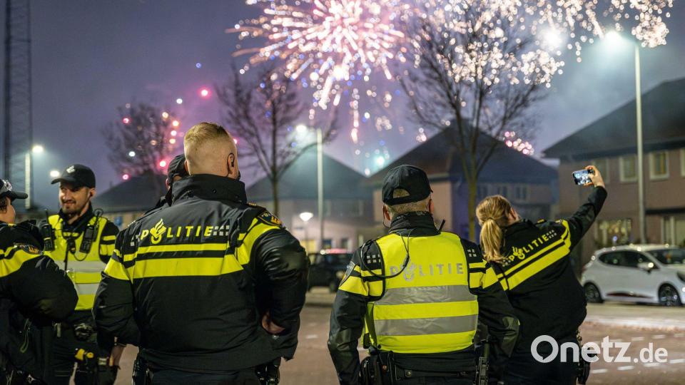 In einigen niederländischen Städten wurde die Polizei mit Böllern beworfen. Bild: Laurens Niezen/ANP/dpa