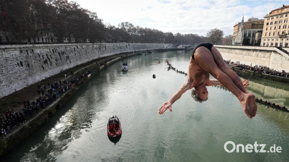 Spektakuläres Neujahrsspringen in den Tiber in Rom Bild: Andrew Medichini/AP/dpa