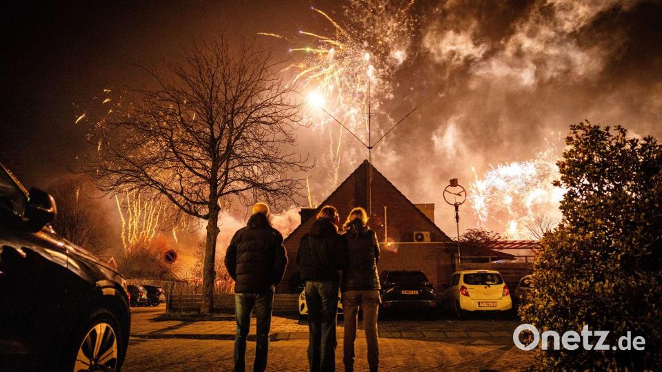 Zum letzten Mal durften die Menschen in den Niederlanden in der Silvesternacht Böller und Raketen zünden. Bild: Jeffrey Groeneweg/ANP/dpa