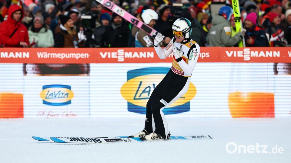 Siegt souverän in Garmisch: Domen Prevc. Bild: Daniel Karmann/dpa