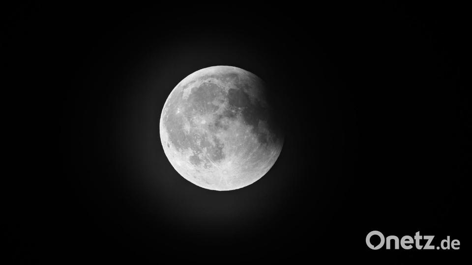 Wenn sich der Mond verdunkelt: Auch 2026 steht eine Mondfinsternis an. (Illustration) Bild: Friso Gentsch/dpa