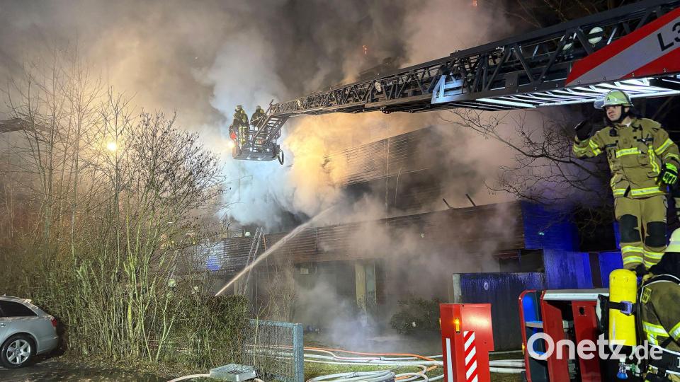 Bei dem Brand eines Mehrfamilienhauses in Ansbach wurde ein Mensch verletzt. Es entstand laut Polizei ein Schaden von mindestens zwei Millionen Euro. Bild: Kevin Weddig/News5/dpa
