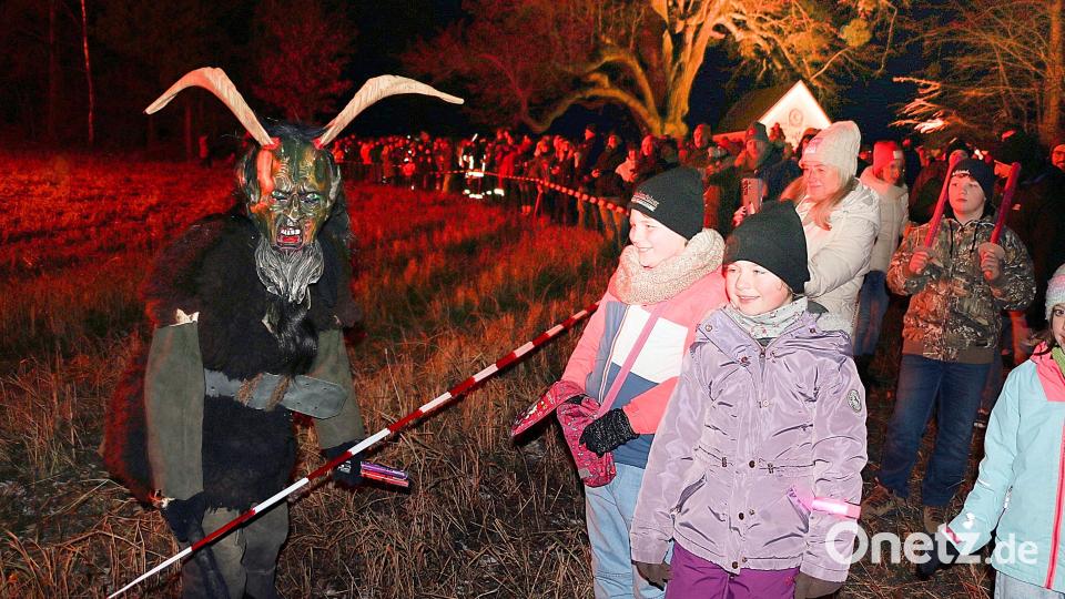 Ein plötzlich beim Bergfeuer auftauchender ,Schusterberggeist' sorgte für eine freudige Überraschung auch bei den Kindern. Bild: bsc
