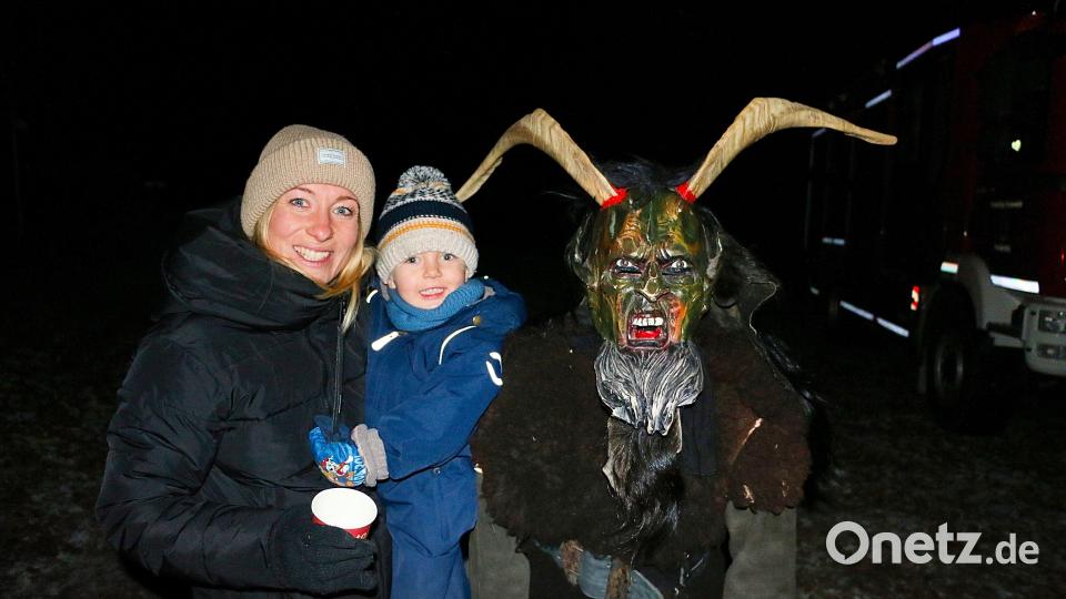 Keine Angst vor dem ,Schusterberggeist' hatten selbst die Kleinsten. Freudig stellten sie sich viele zusammen mit ihren Müttern und Vätern für ein Erinnerungsfoto bereit. Bild: bsc