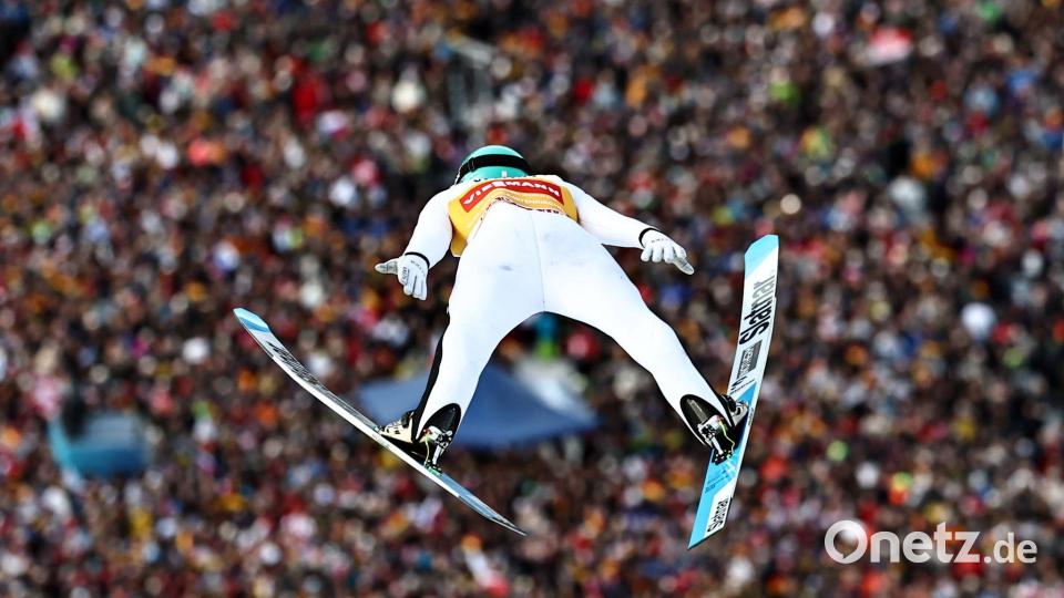 Domen Prevc glänzt vor voller Kulisse. Bild: Daniel Karmann/dpa