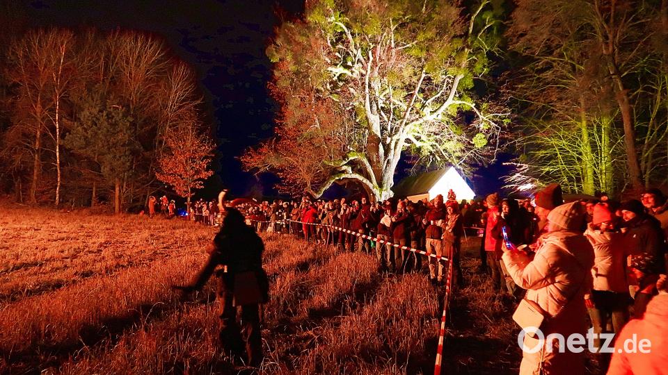 Zahlreiche Lichtquellen zauberten eine besondere Atmosphäre auf das Veranstaltungsgelände. Bild: bsc