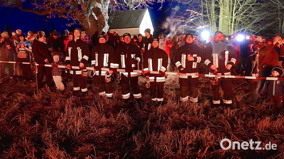 Die Freiwillige Feuerwehr Friedenfels war mit einem starken Aufgebot auf dem Schusterberg und überwachte das Abbrennen des Bergfeuers. Bild: bsc