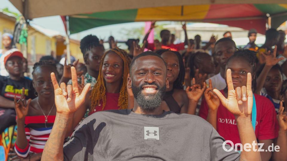 Antonio Rüdiger besuchte in der Weihnachtspause Sierra Leone, hier eine Schule in Freetown. Bild: Fred Santos/Antonio Rüdiger Foundation/dpa