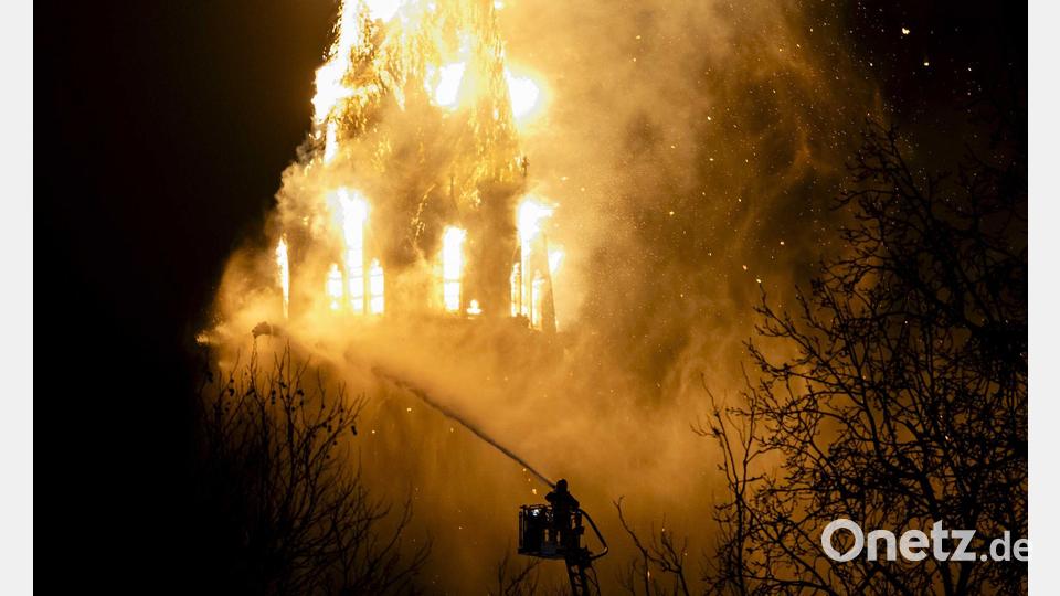 In der Silvesternacht ist die Vondelkirche in Amsterdam in Brand geraten. Bild: REMKO DE WAAL/ANP/dpa