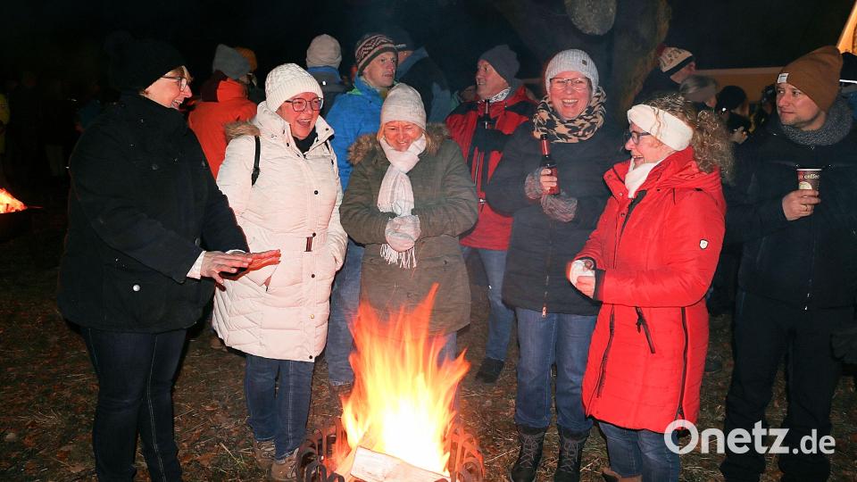 An zahlreichen Feuerstellen am Rande des Bergfeuers konnten sich die Besucher aufwärmen. Bild: bsc