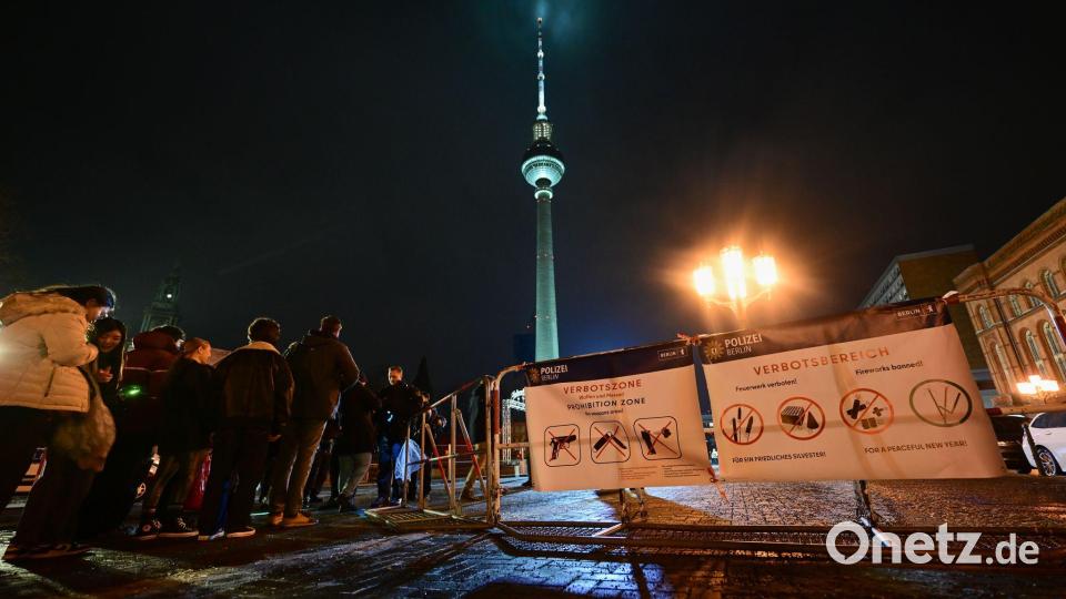 Auf dem Alexanderplatz in Berlin sind Feuerwerk und Böller verboten. Bild: Sebastian Christoph Gollnow/dpa