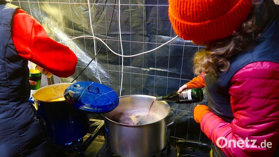 Alle Hände voll zu tun gab es in den Verkaufsständen. Bild: bsc