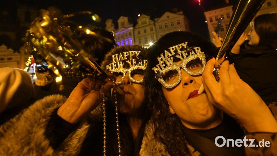 Feierlaune in Prag: Menschen begrüßen das neue Jahr in festlicher Stimmung Bild: Šulová Kateøina/CTK/dpa
