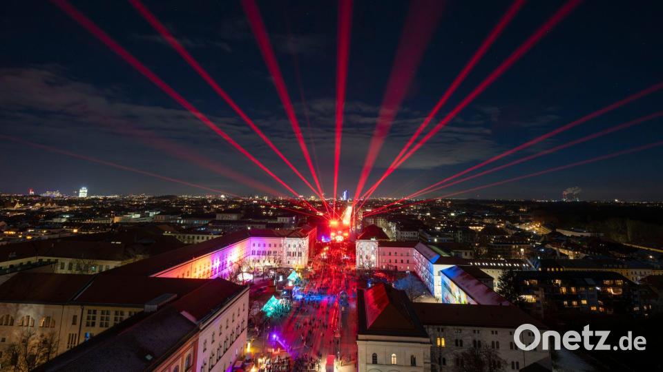 Eine Lasershow auf der Silvestermeile auf der Ludwigstraße in München. Bild: Peter Kneffel/dpa