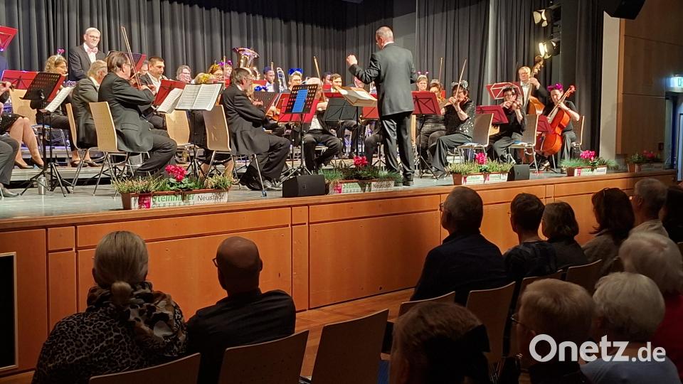 Fast 400 Zuhörerinnen und Zuhörer fanden den Weg am Silvesternachmittag trotz winterlicher Straßenverhältnisse in die Stadthalle. Sie wurden mit einem abwechslungsreichen Konzert des Neustädter Salonorchesters unter der Leitung von Nicolaus Dick entschädigt. Bild: prh