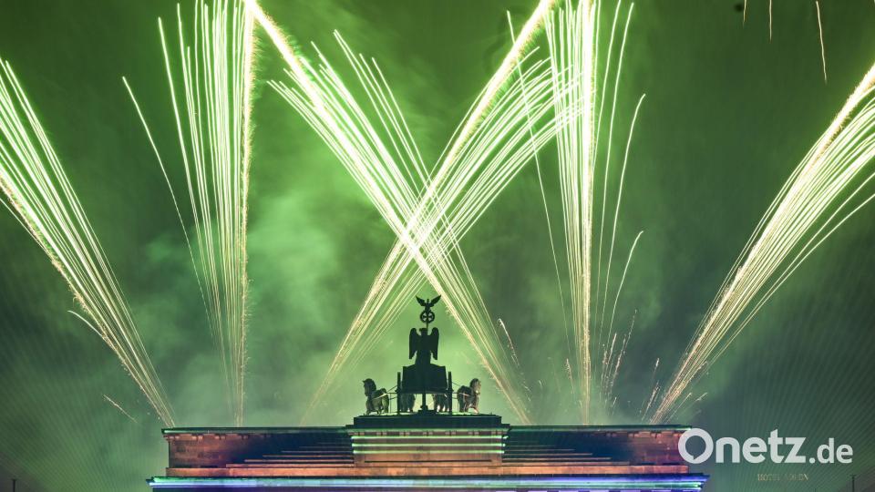 Feuerwerk ist bei der Silvester-Veranstaltung „Yeah 26“ über dem Brandenburger Tor zu sehen. Bild: Britta Pedersen/dpa