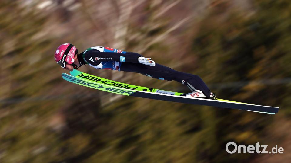 Felix Hoffmann springt in Garmisch. Bild: Daniel Karmann/dpa