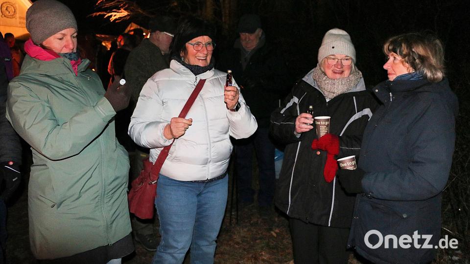 Mit einem wärmenden Getränk ließen diese Damen beim Bergfeuer das Jahr ausklingen. Bild: bsc