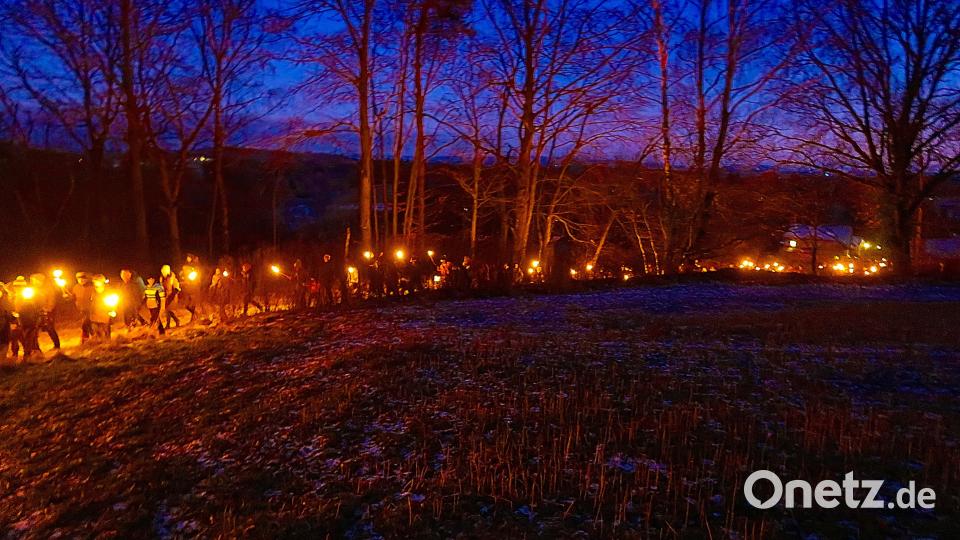 Zwischen den Feuern der Fackeln leuchteten auch unzählige Lichter aus Taschenlampen und gaben dem langen Zug ein mystisches Flair. Bild: bsc