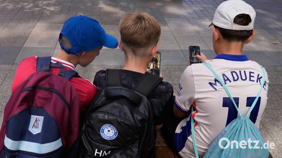 In Australien dürfen Kinder und Jugendliche unter 16 Jahren keine eigenen Konten mehr auf vielen großen Social-Media-Plattformen besitzen. (Archivbild) Bild: Rick Rycroft/AP/dpa