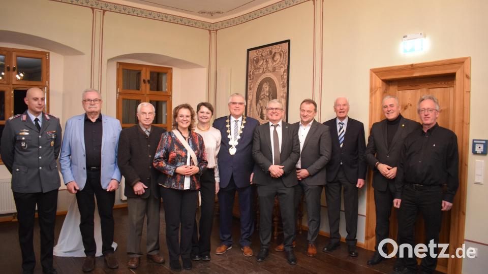 Eine lange Liste von Ehrengästen konnte Bürgermeister Richard Tischler zum Neujahrsempfang im Bürgersaal der Stadt Pfreimd willkommen heißen. Von links: Oberstleutnant Sascha Uyanik, Ehrenbürger Georg Pfannenstein, Altbürgermeister Albert Maier, Regina Markert, Evi Tischler, Bürgermeister Richard Tischler, MdL Martin Scharf, Bürgermeister Anton Kappl - Leuchtenberg, Altbürgermeister Arnold Kimmerl, Bürgermeister Joachim Markert (Grünsfeld), Diakon Jürgen Weich. Bild: bnr