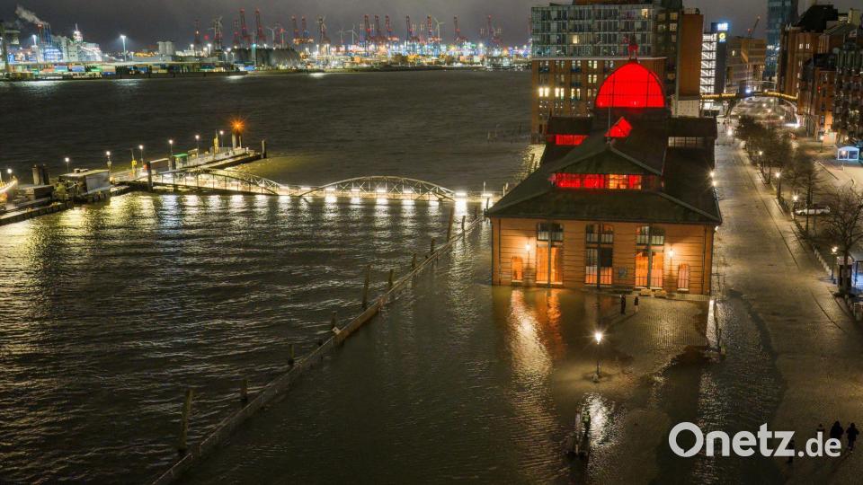 Das Wasser der Elbe drückt bei Hochwasser und einer Sturmflut auf den Hamburger Fischmarkt Bild: Bodo Marks/dpa