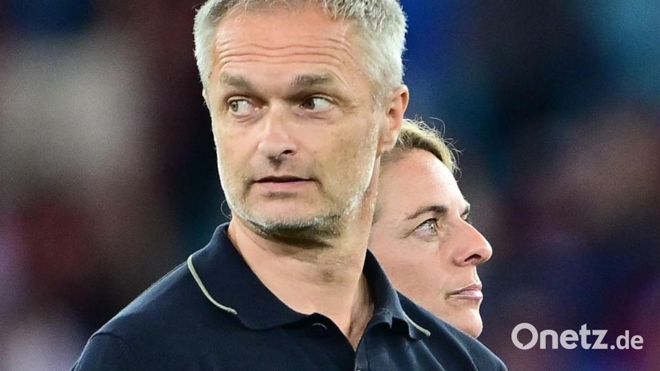 Genießt das Vertrauen von Sportdirektorin Nia Künzer (r): Bundestrainer Christian Wück. (Archivbild) Bild: Sebastian Christoph Gollnow/dpa