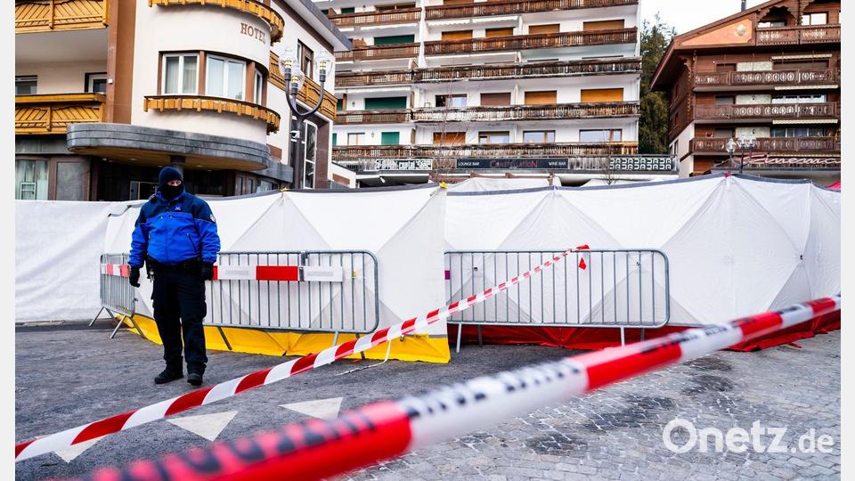 Die ausgebrannte Bar ist zur Spurensuche weiter abgesperrt. Bild: Jean-Christophe Bott/KEYSTONE/dpa