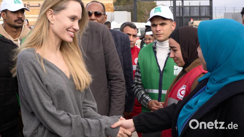 Angelina Jolie informierte sich am ägyptischen Grenzübergang Rafah über Hilfsmaßnahmen für den Gazastreifen. Bild: Mohammed Arafat/AP/dpa