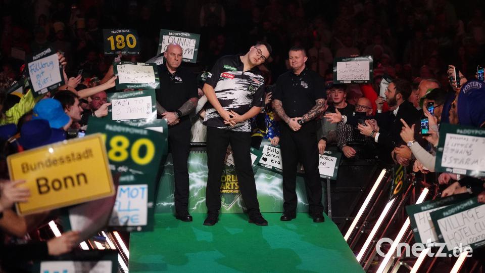 Gian van Veen fordert Luke Littler im Finale der Darts-WM. Bild: Adam Davy/PA Wire/dpa