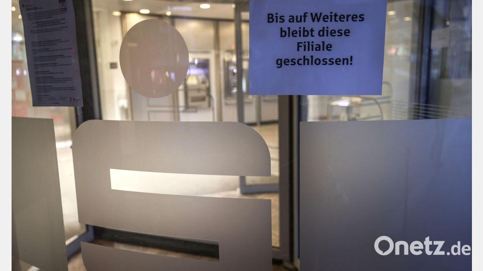 Ein Zettel mit der Aufschrift „Bis auf Weiteres bleibt diese Filiale geschlossen“ hängt am Eingang der Sparkassen-Filiale Gelsenkirchen-Buer. Bild: Oliver Berg/dpa