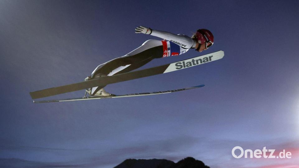 Abigail Strate aus Kanada springt bei der Two-Nights-Tour in Oberstdorf. Bild: Karl-Josef Hildenbrand/dpa