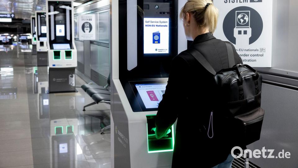 Auch an den Flughäfen in Nürnberg und Memmingen soll Ende Januar das europäische Ein- und Ausreisesystem (Entry-Exit-System – EES) in Betrieb gehen, das die Sicherheit an den Außengrenzen der Europäischen Union erhöhen soll. (Archivbild) Bild: Andreas Wiese/Flughafen Düsseldorf/dpa