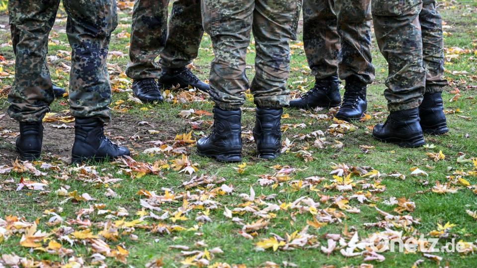 700.000 Frauen und Männer ab dem Geburtsjahrgang 2008 erhalten in diesen Tagen einen Fragebogen. (Archivbild) Bild: Jens Kalaene/dpa