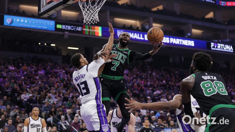 Die Sacramento Kings und die Boston Celtics lieferten sich ein enges NBA-Duell. Bild: Scott Marshall/AP/dpa